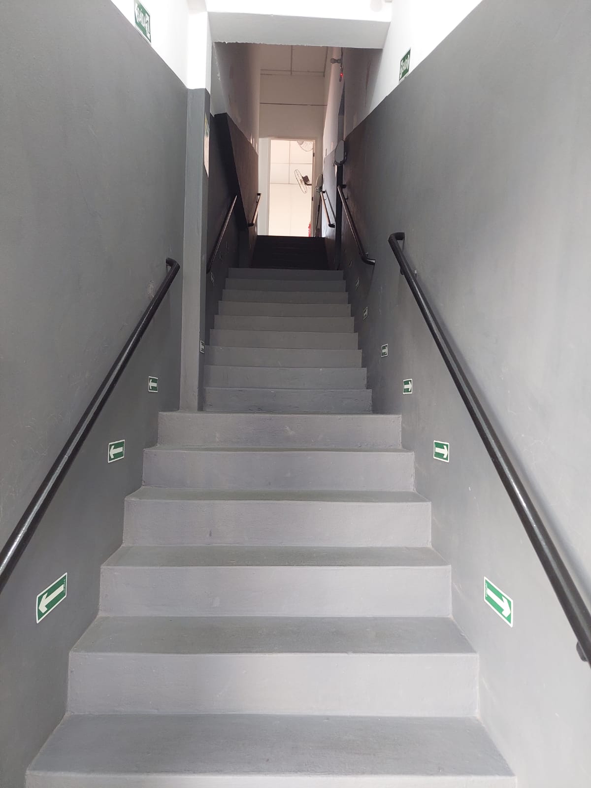 ESCADARIAS ACESSOS AS SALAS 