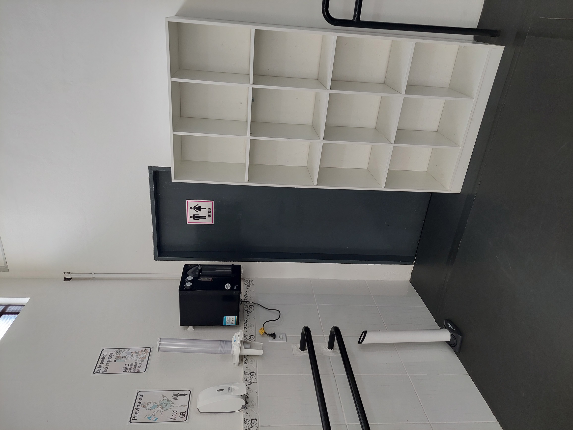 Bebedouro e local de guardar acessórios.